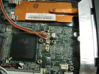 Der Stecker, an dem die Kabel zum Bluetooth-Modul angelötet sind